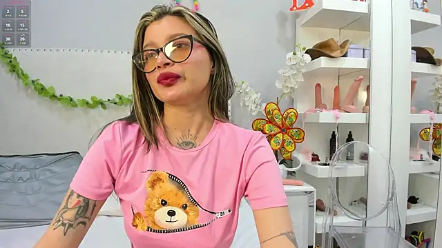 Snapshot of KoraSweett chatting on 10.08.25 KoraSweett online show from 10.08.25