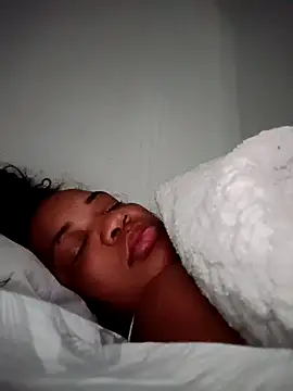 Snapshot of bruna6937 chatting on 04.13.26 bruna6937 online show from 04.13.26