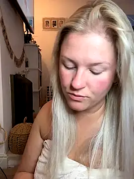 Snapshot of Charleigh_xx chatting on 10.07.25 Charleigh xx online show from 10.07.25