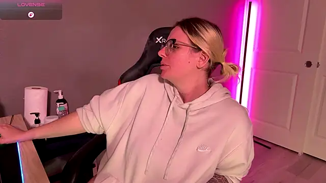 Snapshot of Charlies_world chatting on 11.21.25 Charlies world online show from 11.21.25