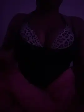 Snapshot of th33h0neyb33 chatting on 12.14.25 th33h0neyb33 online show from 12.14.25