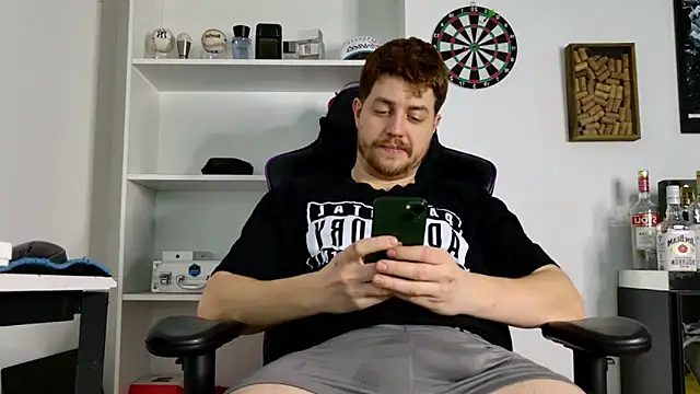 Snapshot of aaron_nvk chatting on 06.12.26 aaron nvk online show from 06.12.26