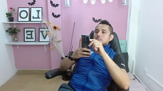 Snapshot of ColombiaStrip chatting on 10.30.25 ColombiaStrip online show from 10.30.25