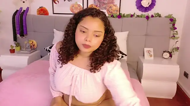 Snapshot of Alanaa_Gomez chatting on 10.21.25 Alanaa Gomez online show from 10.21.25