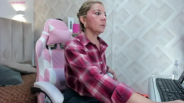 Clhoe Johnson online show from 03.05.26