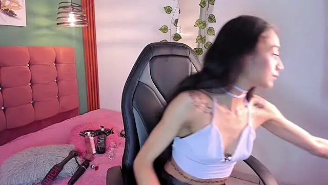 Snapshot of raven_smith_ chatting on 12.19.25 raven smith online show from 12.19.25