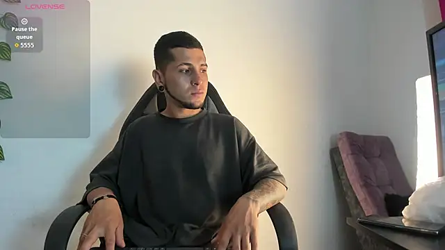 Snapshot of raven_smith_ chatting on 02.03.26 raven smith online show from 02.03.26