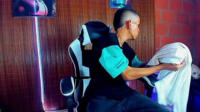 Snapshot of briamhoconor_xh chatting on 02.15.26 briamhoconor xh online show from 02.15.26