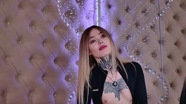 Snapshot of AriWild chatting on 11.15.25 AriWild online show from 11.15.25