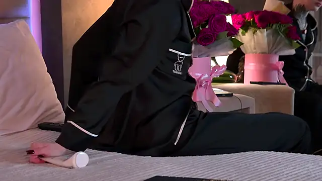 Snapshot of AriWild chatting on 11.26.25 AriWild online show from 11.26.25