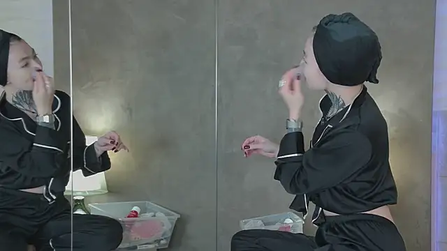 Snapshot of AriWild chatting on 12.01.25 AriWild online show from 12.01.25