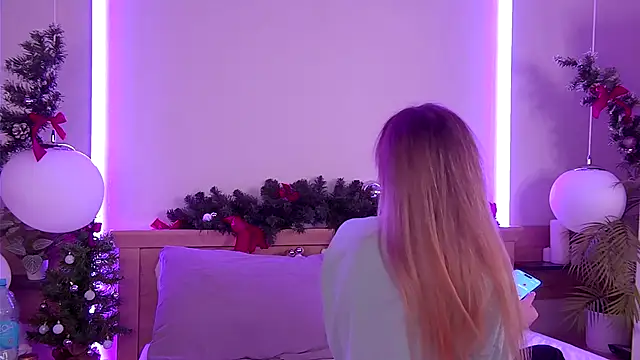 Snapshot of AriWild chatting on 12.23.25 AriWild online show from 12.23.25