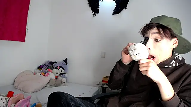 Snapshot of lucky_stricke chatting on 10.25.25 lucky stricke online show from 10.25.25