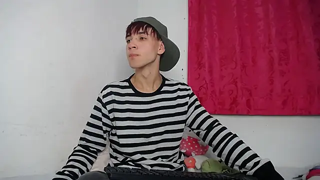 Snapshot of lucky_stricke chatting on 11.28.25 lucky stricke online show from 11.28.25