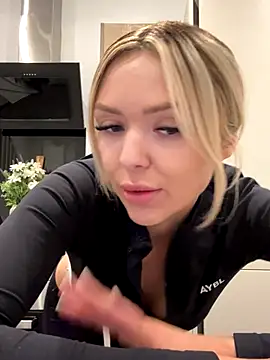 Snapshot of lolableux chatting on 11.18.25 lolableux online show from 11.18.25