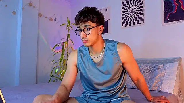 Snapshot of LatinReall chatting on 09.11.25 LatinReall online show from 09.11.25