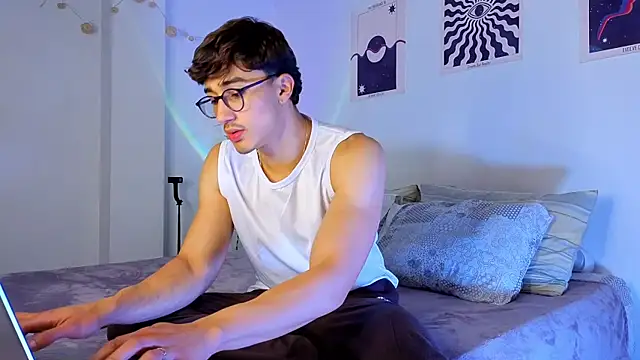 Snapshot of LatinReall chatting on 09.18.25 LatinReall online show from 09.18.25