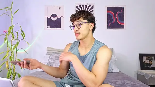 Snapshot of LatinReall chatting on 09.21.25 LatinReall online show from 09.21.25