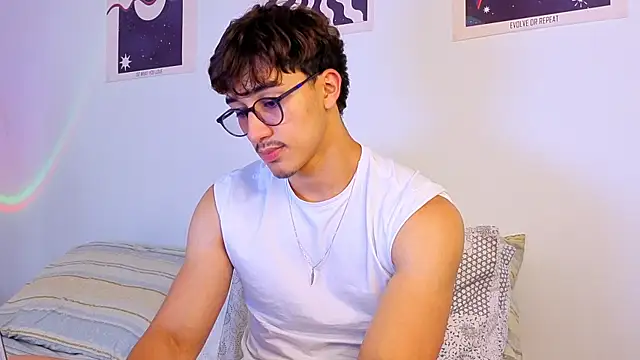 Snapshot of LatinReall chatting on 09.24.25 LatinReall online show from 09.24.25