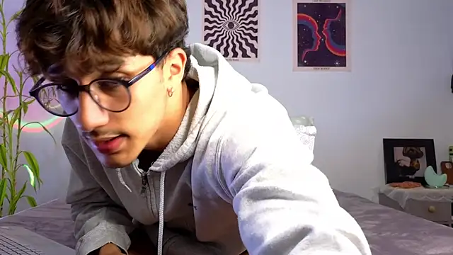 Snapshot of LatinReall chatting on 10.12.25 LatinReall online show from 10.12.25