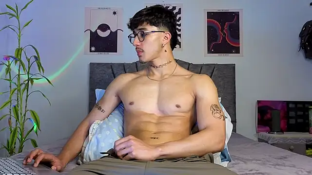 Snapshot of LatinReall chatting on 11.04.25 LatinReall online show from 11.04.25