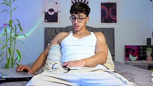 Snapshot of LatinReall chatting on 11.10.25 LatinReall online show from 11.10.25