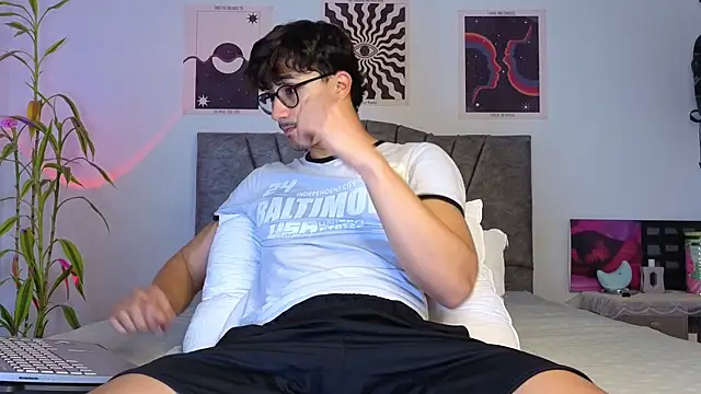 Snapshot of LatinReall chatting on 12.05.25 LatinReall online show from 12.05.25