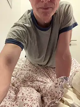 Snapshot of SexyLeon8 chatting on 03.18.25 SexyLeon8 online show from 03.18.25