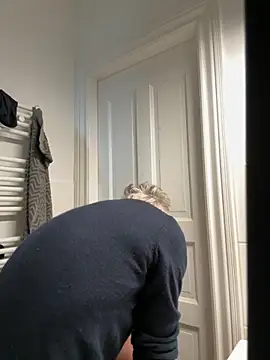 Snapshot of SexyLeon8 chatting on 09.19.25 SexyLeon8 online show from 09.19.25