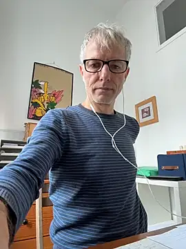 Snapshot of SexyLeon8 chatting on 12.17.25 SexyLeon8 online show from 12.17.25