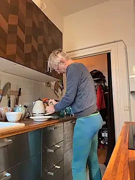 Snapshot of SexyLeon8 chatting on 12.18.25 SexyLeon8 online show from 12.18.25