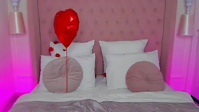 Snapshot of MilaMour chatting on 02.20.26 MilaMour online show from 02.20.26