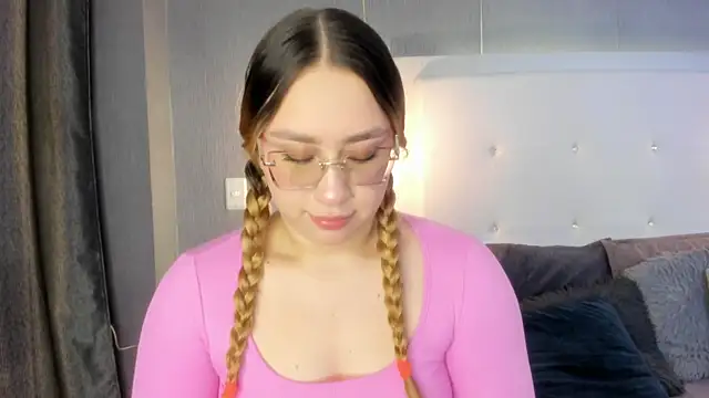 Snapshot of ximenanoah chatting on 06.18.26 ximenanoah online show from 06.18.26