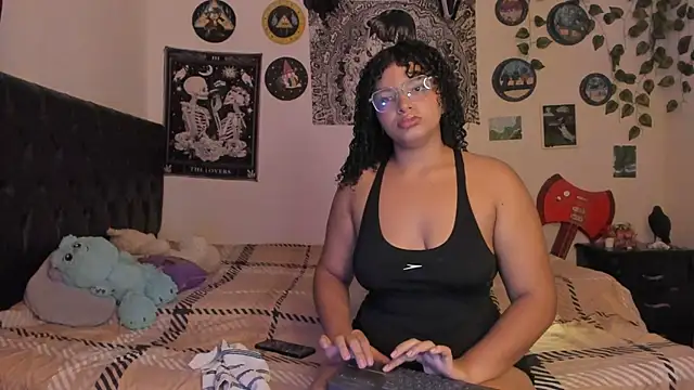 Snapshot of chloe_kisses chatting on 10.03.25 chloe kisses online show from 10.03.25