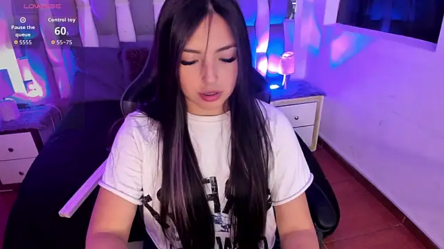 Snapshot of Adaara_Rey chatting on 10.27.25 Adaara Rey online show from 10.27.25