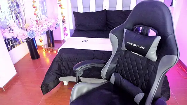 Snapshot of Adaara_Rey chatting on 12.13.25 Adaara Rey online show from 12.13.25