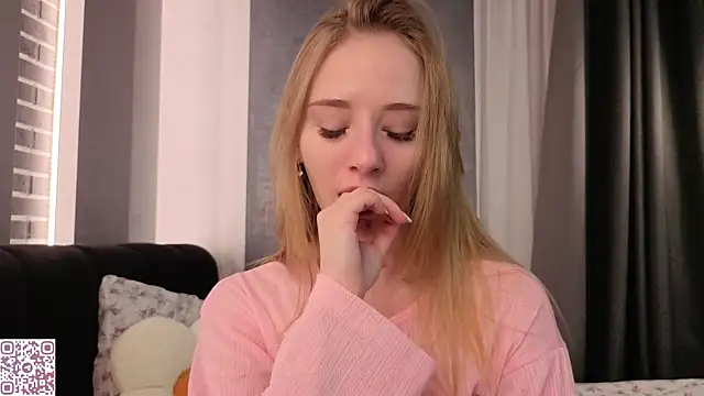 Snapshot of ElvinaRose chatting on 12.15.25 ElvinaRose online show from 12.15.25