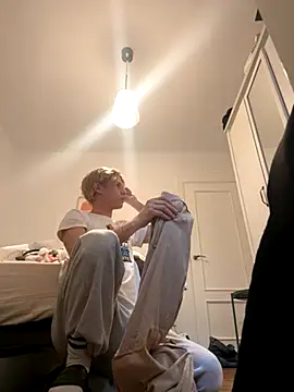 Snapshot of pbyariel- chatting on 11.04.25 pbyariel- online show from 11.04.25