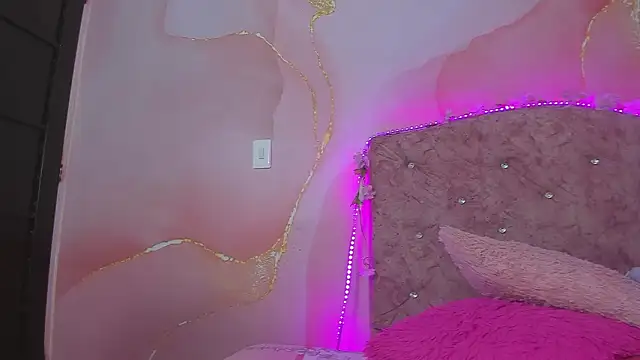 Snapshot of violet_taylor_ chatting on 03.09.26 violet taylor online show from 03.09.26