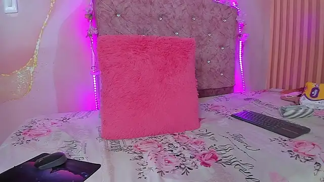 Snapshot of violet_taylor_ chatting on 03.11.26 violet taylor online show from 03.11.26