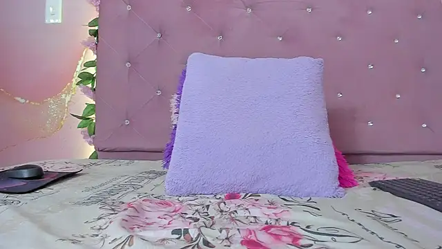 violet taylor  online show from 04.28.26