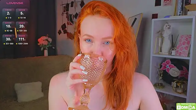 JoyceJones online show from 11.08.25