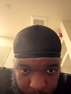 Snapshot of sneakdalink chatting on 11.18.25 sneakdalink online show from 11.18.25