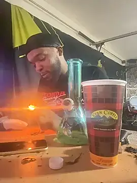 Snapshot of sneakdalink chatting on 03.23.26 sneakdalink online show from 03.23.26