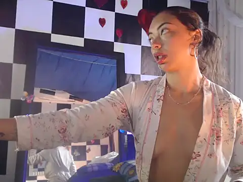 Snapshot of kendraof chatting on 11.22.25 kendraof online show from 11.22.25