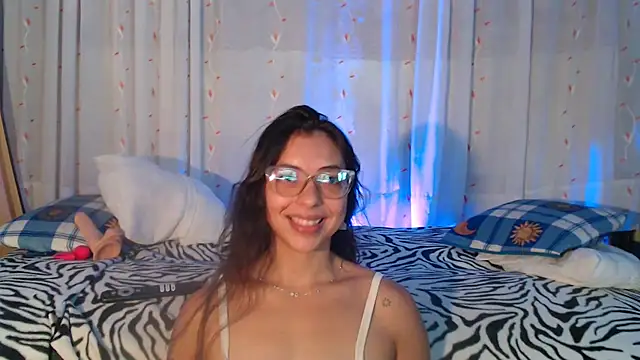 Snapshot of kendraof chatting on 12.15.25 kendraof online show from 12.15.25