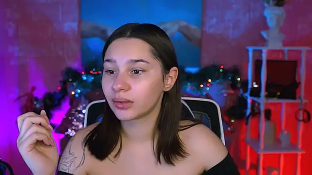 Snapshot of KimClarks_ chatting on 12.17.25 KimClarks online show from 12.17.25