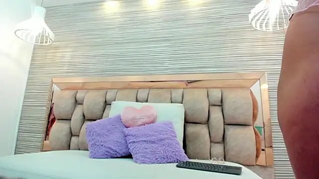 Snapshot of susan_elliot chatting on 11.19.25 susan elliot online show from 11.19.25