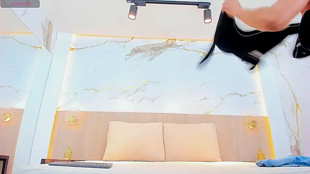 Snapshot of susan_elliot chatting on 01.06.26 susan elliot online show from 01.06.26