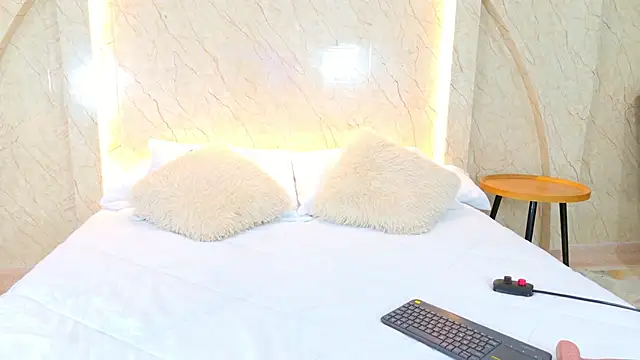 AbrilPeach online show from 03.06.26